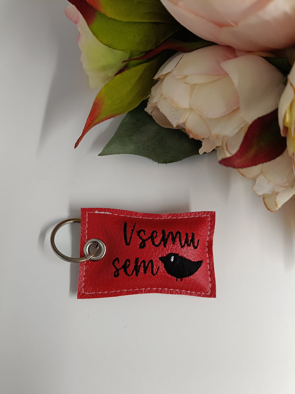 Vsemu sem kos - rdeč